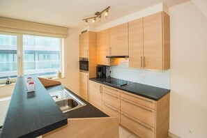 Comfort Apartment, 3 Bedrooms | Private kitchen | Fridge, microwave, oven, coffee/tea maker - Bright Apartment With Terrace (Middelkerke)