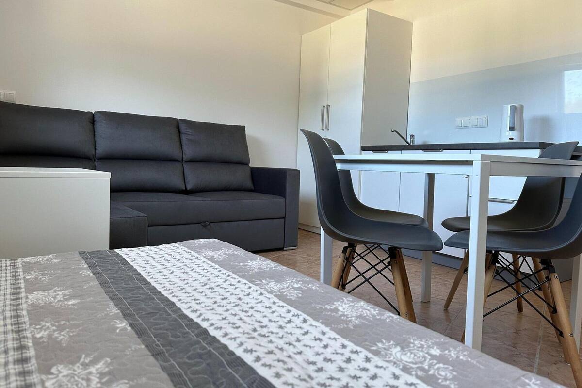 2 bedrooms, individually furnished, iron/ironing board, bed sheets