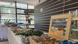 Une table de buffet garnie de divers plats et une boîte en bois dotée de compartiments.