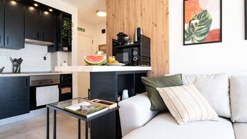 Apartamento Confort, 1 habitación | Cocina privada | Frigorífico, microondas, horno y cafetera o tetera