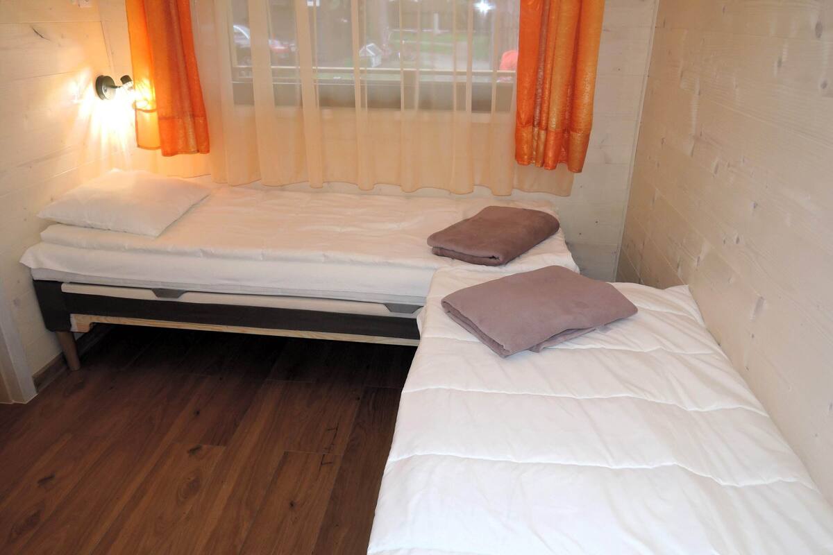 5 bedrooms, individually furnished, bed sheets