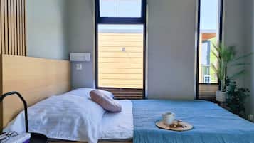 6 kamar tidur dan dilengkapi dengan perabotan berbeda-beda