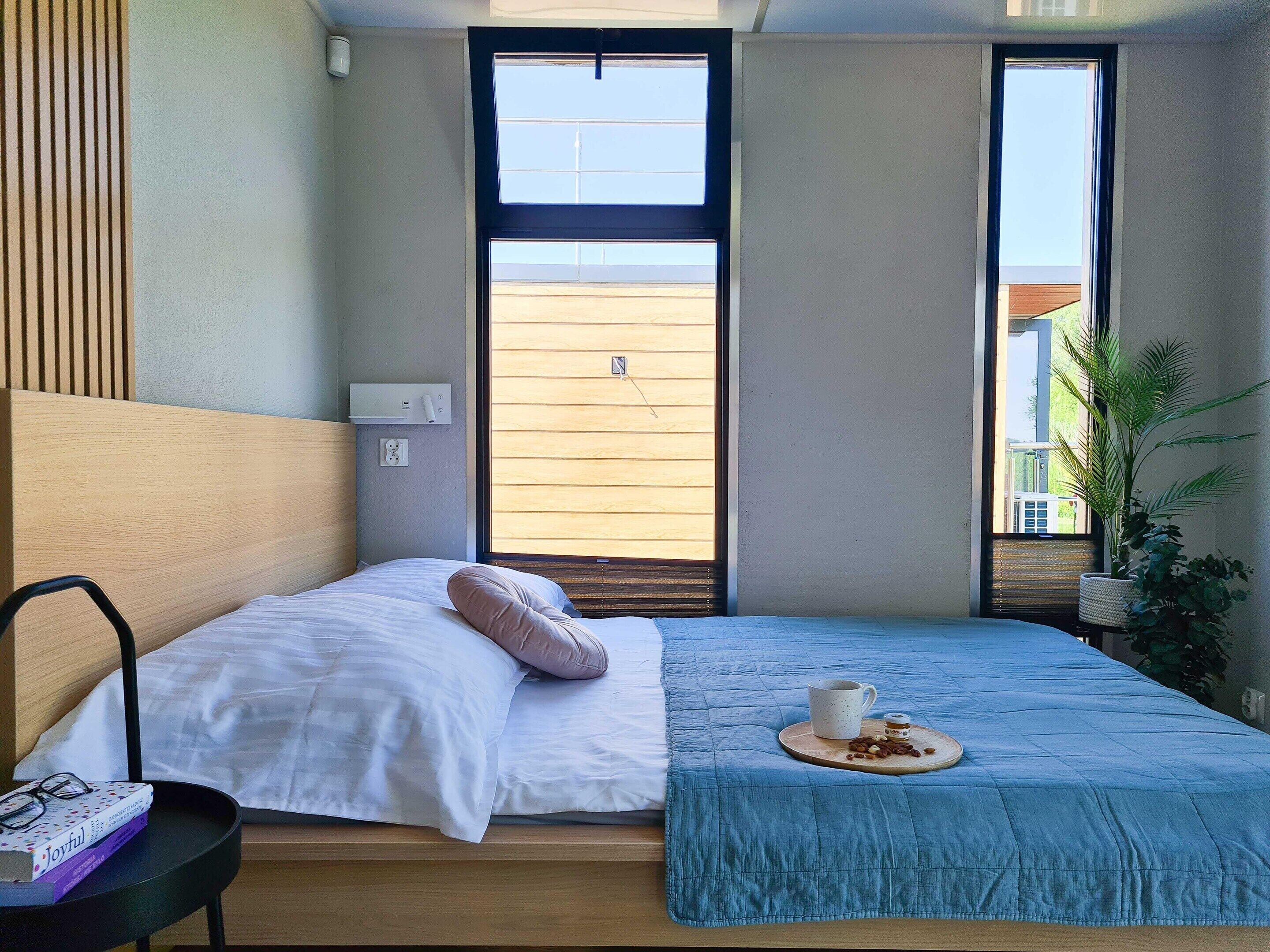 6 bedrooms, individually furnished, bed sheets