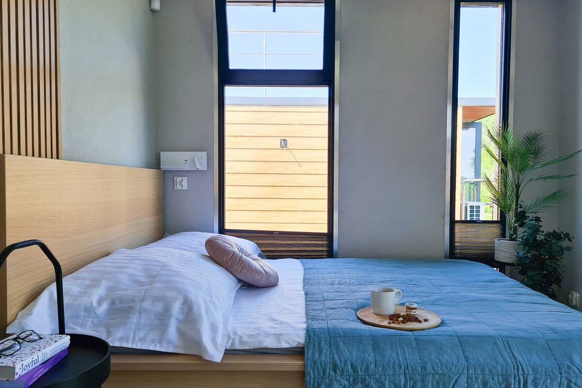 2 habitaciones, muebles diferentes y ropa de cama
