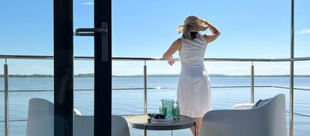 Luxury Houseboat for 2 People, by the sea