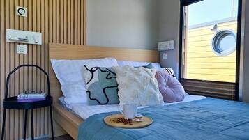 6 bedrooms, individually furnished, bed sheets