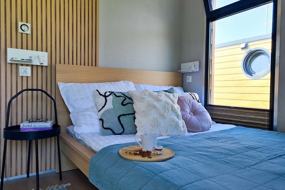 2 bedrooms, individually furnished, bed sheets