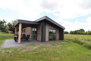 Exterior - Spacious Chalet in a Rural Location Near Giethoorn (Blesdijke)