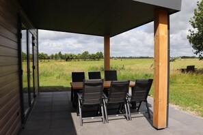 Balcony - Spacious Chalet in a Rural Location Near Giethoorn (Blesdijke)