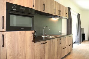 Køleskab, mikrobølgeovn, opvaskemaskine, kaffe-/temaskine