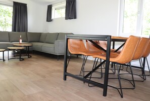 Living room - Spacious Chalet in a Rural Location Near Giethoorn (Blesdijke)