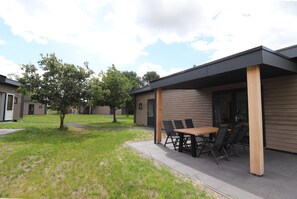 Balcony - Spacious Chalet in a Rural Location Near Giethoorn (Blesdijke)