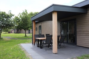 Balcony - Spacious Chalet in a Rural Location Near Giethoorn (Blesdijke)