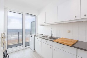 Comfort appartement, 2 slaapkamers | Privékeuken | Een koelkast, een microgolfoven, een oven, een vaatwasser