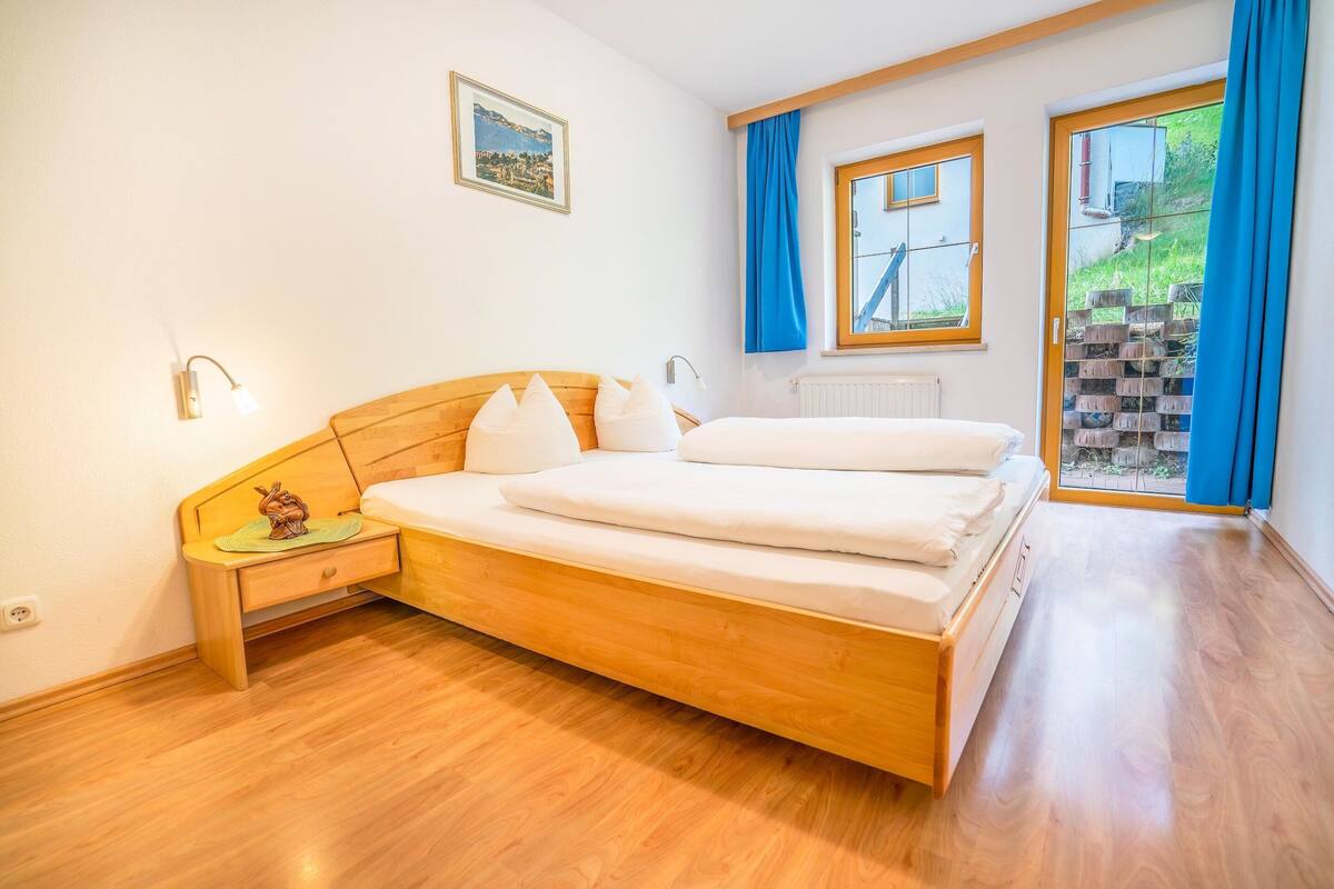 Elite-Apartment, 2 Schlafzimmer | 18 Schlafzimmer, individuell eingerichtet, Bettwäsche
