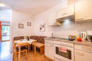 Comfort Apartment, 1 Bedroom | Private kitchen | Fridge, microwave, oven, stovetop