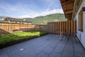 Classic Apartment, 2 Bedrooms | Outdoor dining