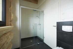 Shower - Cosy, Modern Canadian Wooden Chalet (Ladis)