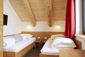 Comfort Chalet, 3 Bedrooms | 5 bilik tidur, dilengkapkan perabot secara berasingan, cadar katil