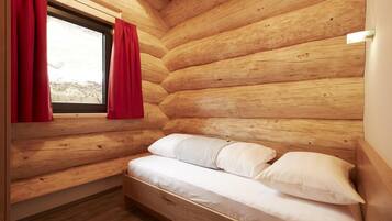 5 phòng ngủ, trang bị nội thất với thiết kế riêng biệt, bộ trải giường