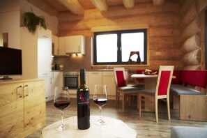 Comfort Chalet, 3 Bedrooms | Living room