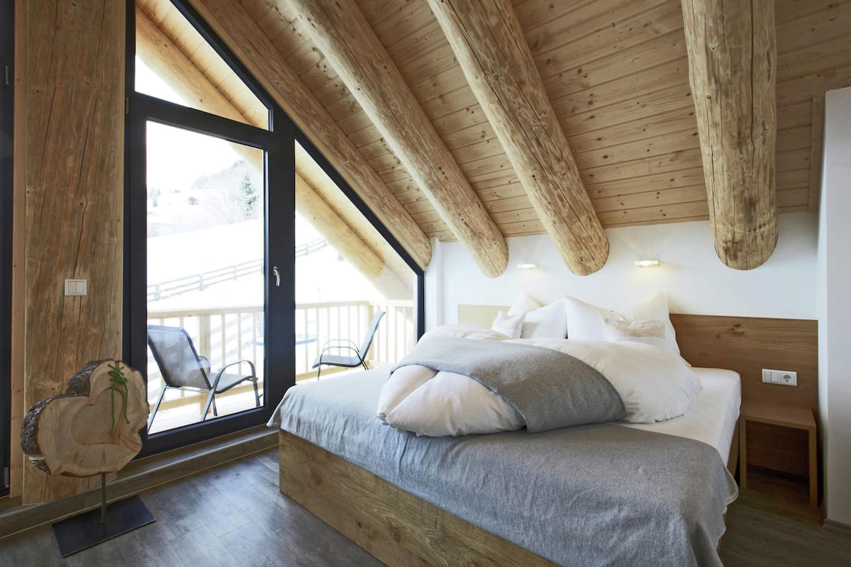 Classic Chalet, 3 Bedrooms | 5 bedrooms, individually furnished, bed sheets