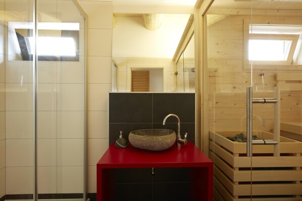 Bathroom - Cosy, Modern Canadian Wooden Chalet (Ladis)
