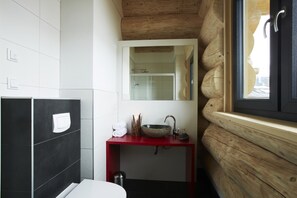 Chalet clásico, 3 habitaciones | Baño | Regadera 
