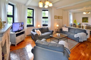 Classic-Villa, Mehrere Schlafzimmer | Wohnzimmer | Kamin