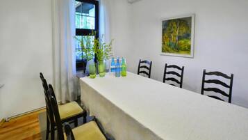 Comfort Villa, Multiple Bedrooms | Dining