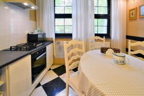 Comfort-Villa, Mehrere Schlafzimmer | Eigene Küche | Kühlschrank, Mikrowelle, Ofen, Wasserkocher mit Kaffee-/Teezubehör