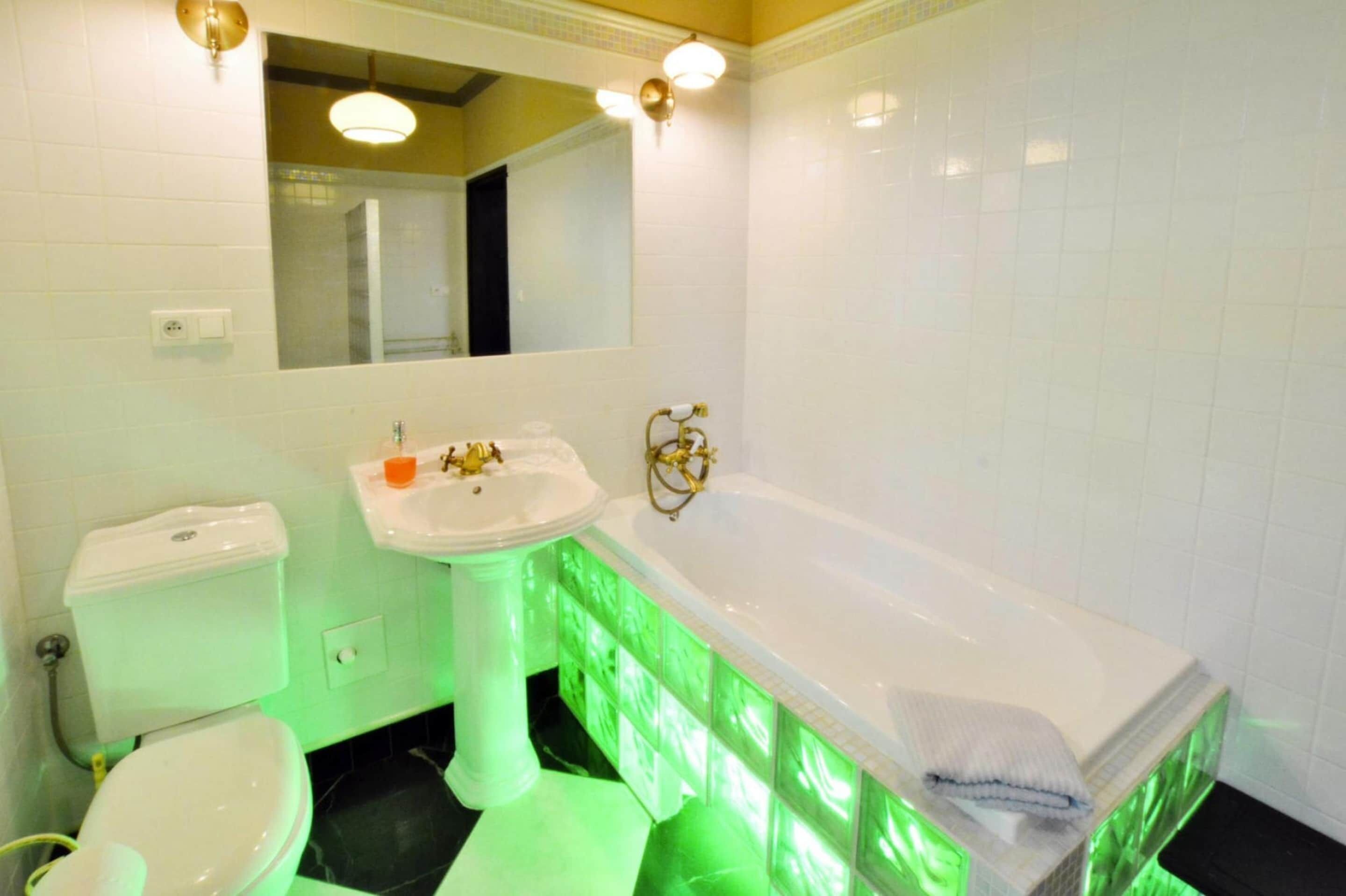 A bathroom with a toilet, sink, and bathtub.