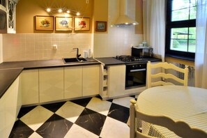 Classic-Villa, Mehrere Schlafzimmer | Eigene Küche | Kühlschrank, Mikrowelle, Ofen, Wasserkocher mit Kaffee-/Teezubehör