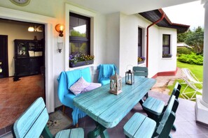 Klassieke villa, meerdere slaapkamers | Woonkamer | Een open haard