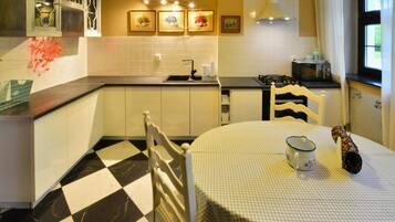 Deluxe Villa, Multiple Bedrooms | Dapur peribadi | Peti sejuk, ketuhar gelombang mikro, ketuhar, pembancuh kopi/teh