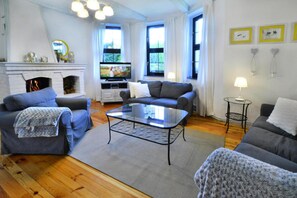 Classic-Villa, Mehrere Schlafzimmer | Wohnzimmer | Kamin