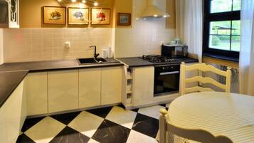 Fridge, microwave, oven, coffee/tea maker