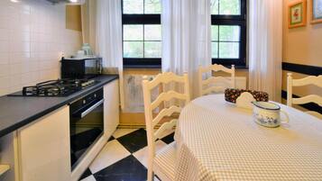 Fridge, microwave, oven, coffee/tea maker