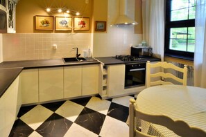 Villa Comfort, camere multiple | Cucina privata | Frigorifero, microonde, forno, macchina per tè/caffè