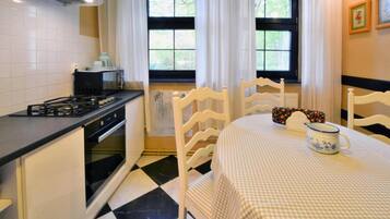 Deluxe Villa, Multiple Bedrooms | Private kitchen | Fridge, microwave, oven, coffee/tea maker