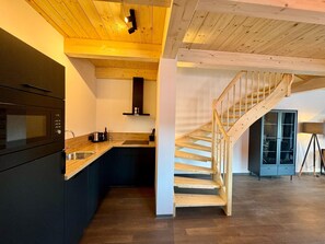 Fridge, oven, dishwasher, coffee/tea maker