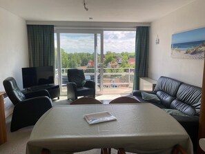 Apartamento Confort, 2 habitaciones | Zona de estar | Un reproductor de DVD