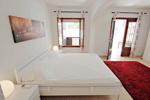 4 habitaciones, escritorio, tabla de planchar con plancha y wifi 