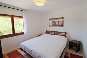 4 室のベッドルーム、デスク、アイロン / アイロン台、WiFi