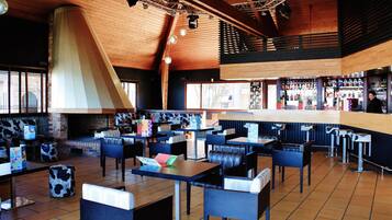 Classic Apartment, 2 Bedrooms | Bar (on property)