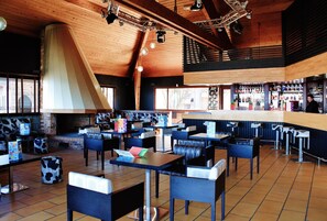 شقة كلاسيكية - غرفتا نوم | بار (في المنشاة)