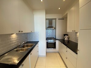 Klassiek huis, 3 slaapkamers | Privékeuken | Een koelkast, een magnetron, een oven, een vaatwasser