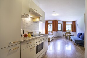 Classic-lejlighed - 1 soveværelse | Privat køkken | Køleskab, ovn, kogeplade, kaffe-/temaskine