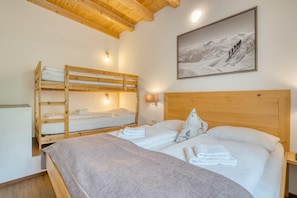 15 chambres, ameublement unique, literie fournie