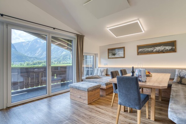 Deluxe Apartment, 4 Bedrooms | Living room - Apartment Building Ferien, Neukirchen (Neukirchen am Grossvenediger)